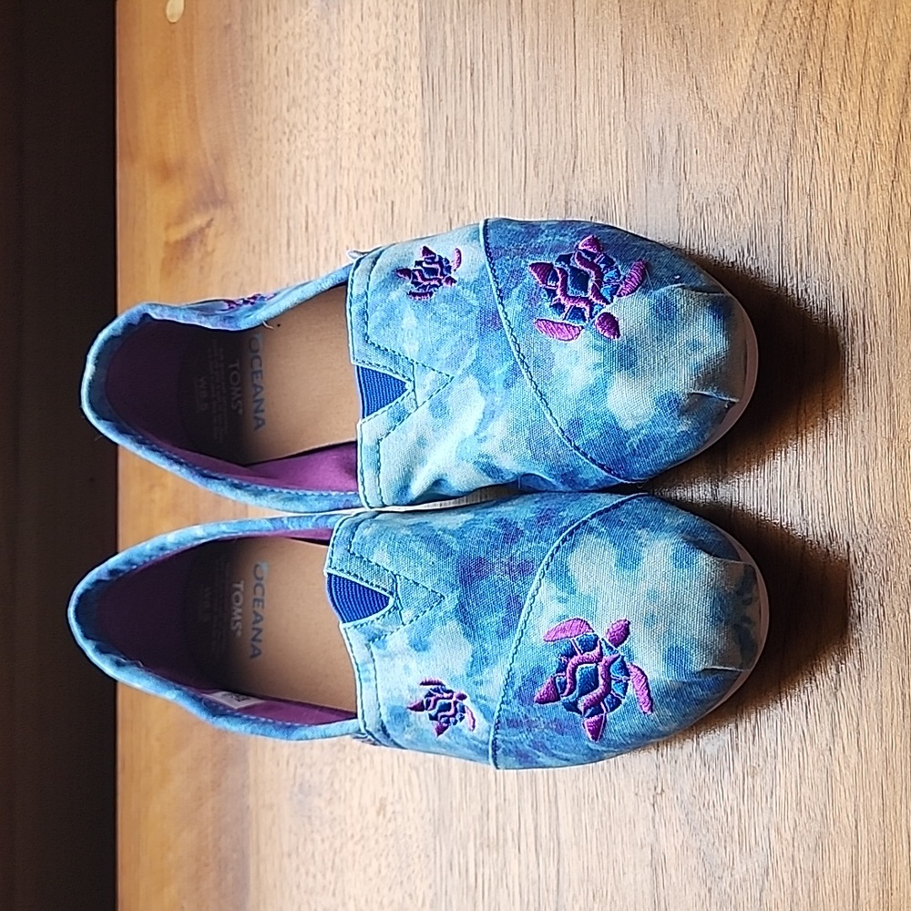 Toms Womans Shoes Turtle Size 8.5